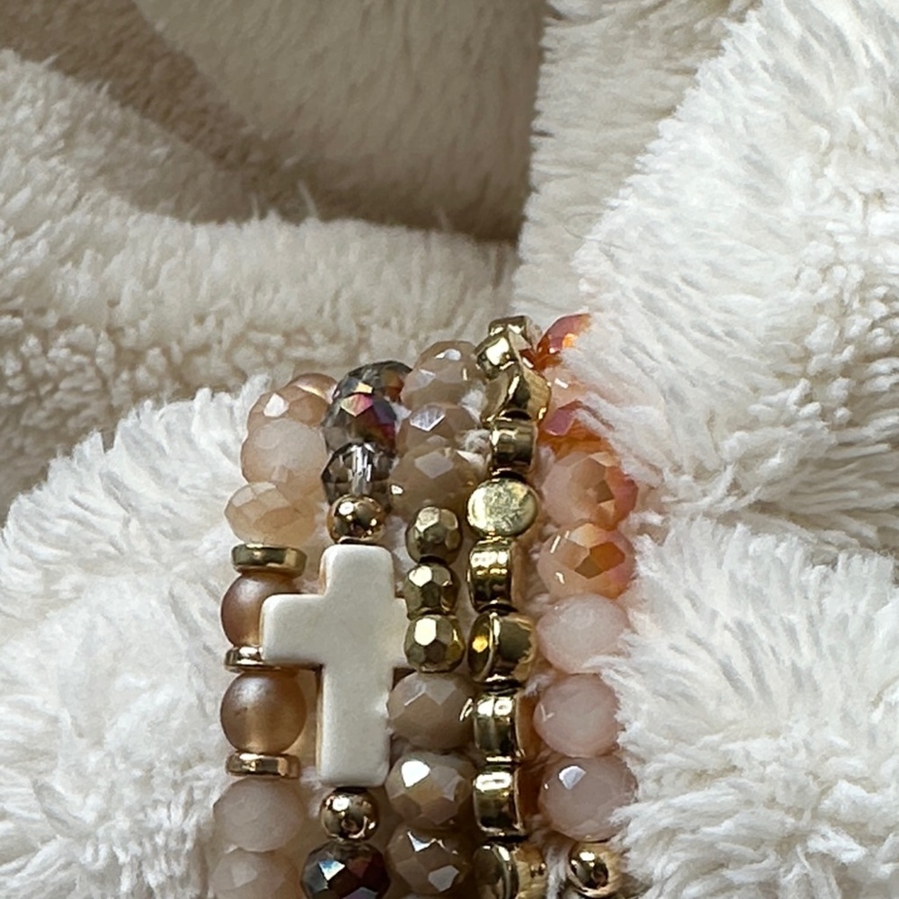Beaded Bracelets Peachy Gold Mauve Set of 5 with Cross Charms on 2 of them NWOT - Picture 9 of 16